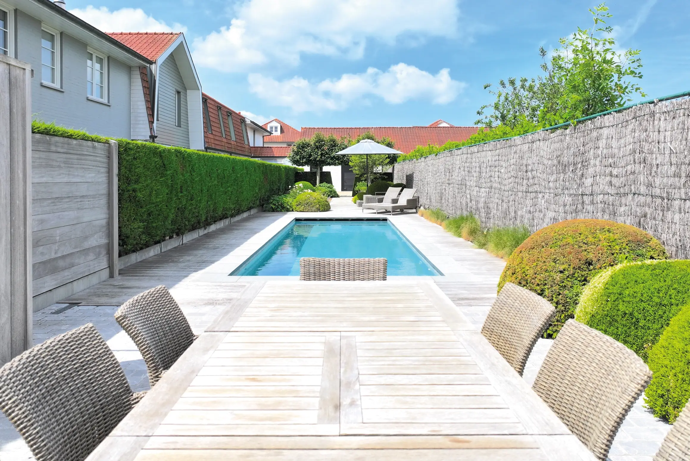 Terrace met pool view