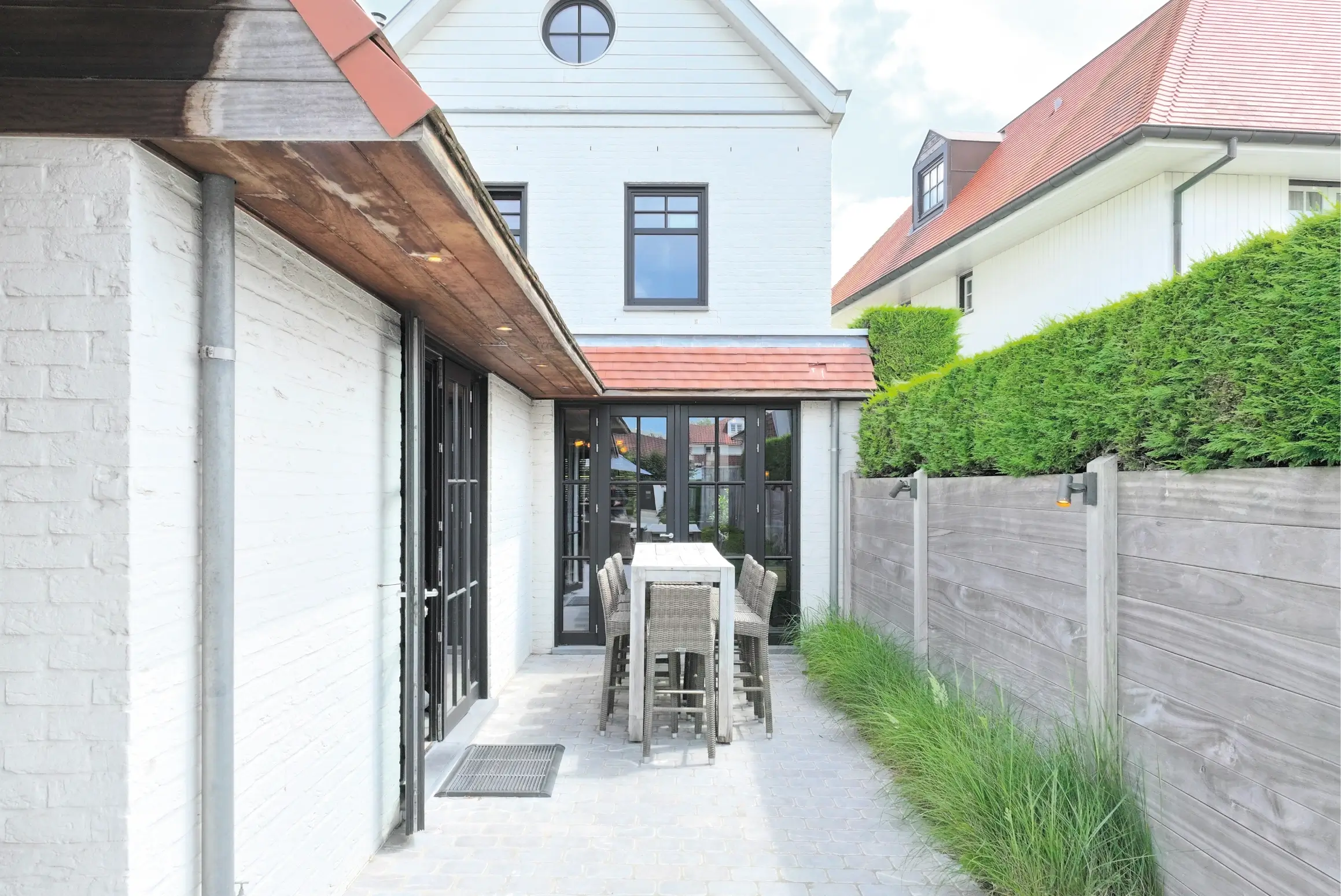 Side terrace and façade